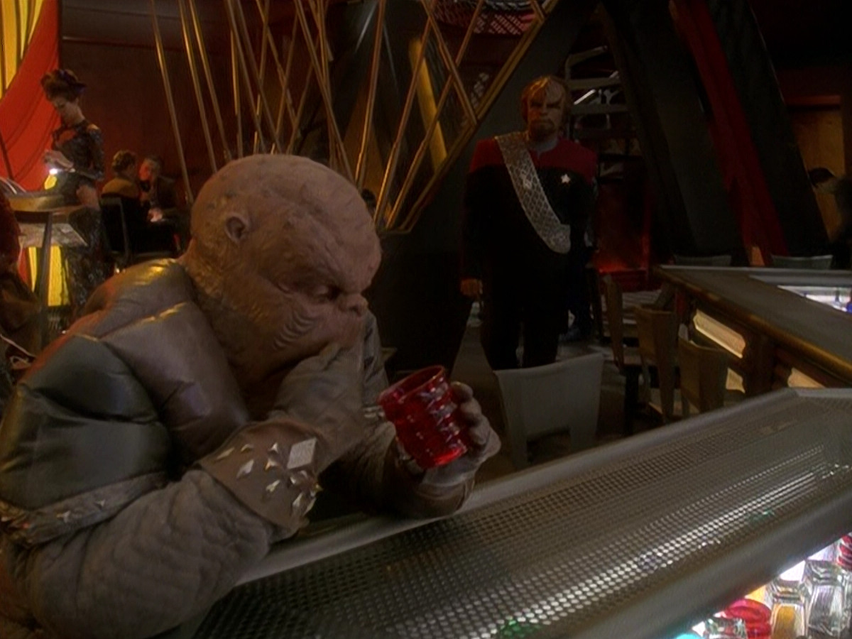 extant_StarTrek_DS9_5x03-LookingForparMachInAllTheWrongPlaces_00976.jpg