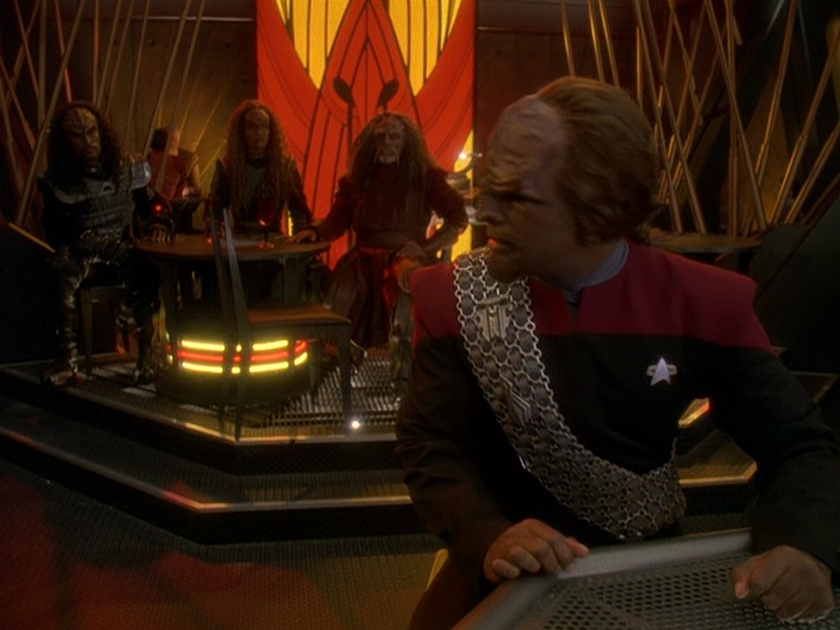 extant_StarTrek_DS9_5x03-LookingForparMachInAllTheWrongPlaces_01015.jpg
