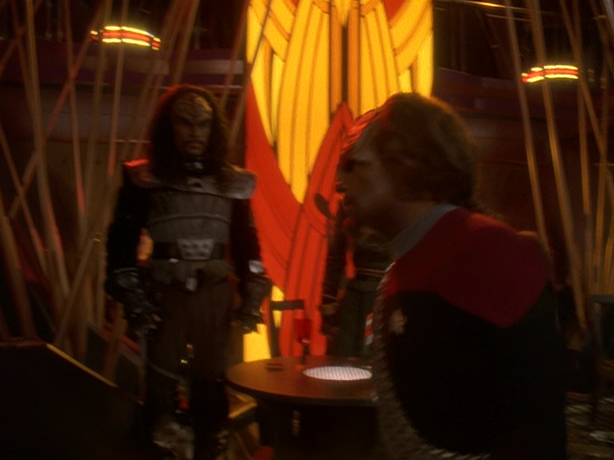 extant_StarTrek_DS9_5x03-LookingForparMachInAllTheWrongPlaces_01050.jpg