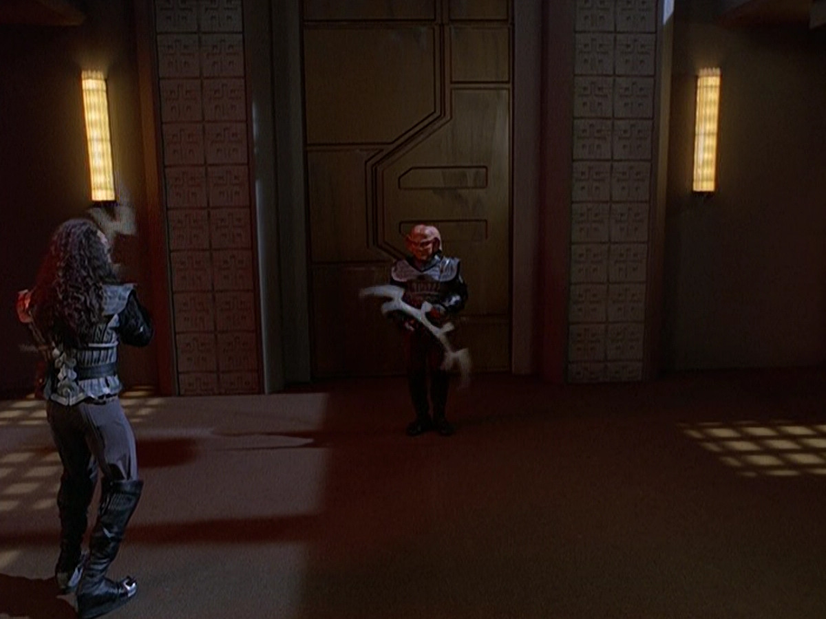 extant_StarTrek_DS9_5x03-LookingForparMachInAllTheWrongPlaces_02885.jpg