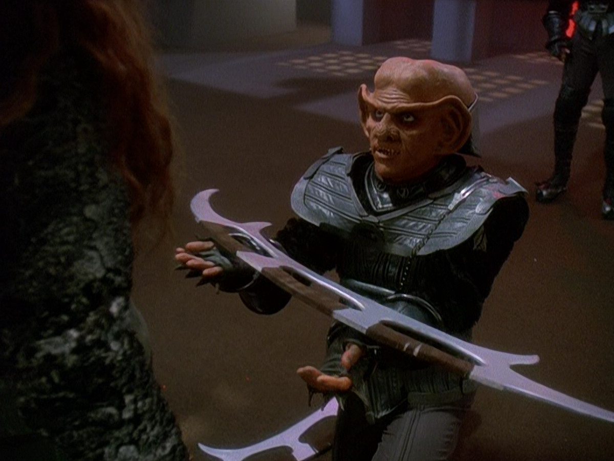 extant_StarTrek_DS9_5x03-LookingForparMachInAllTheWrongPlaces_03209.jpg
