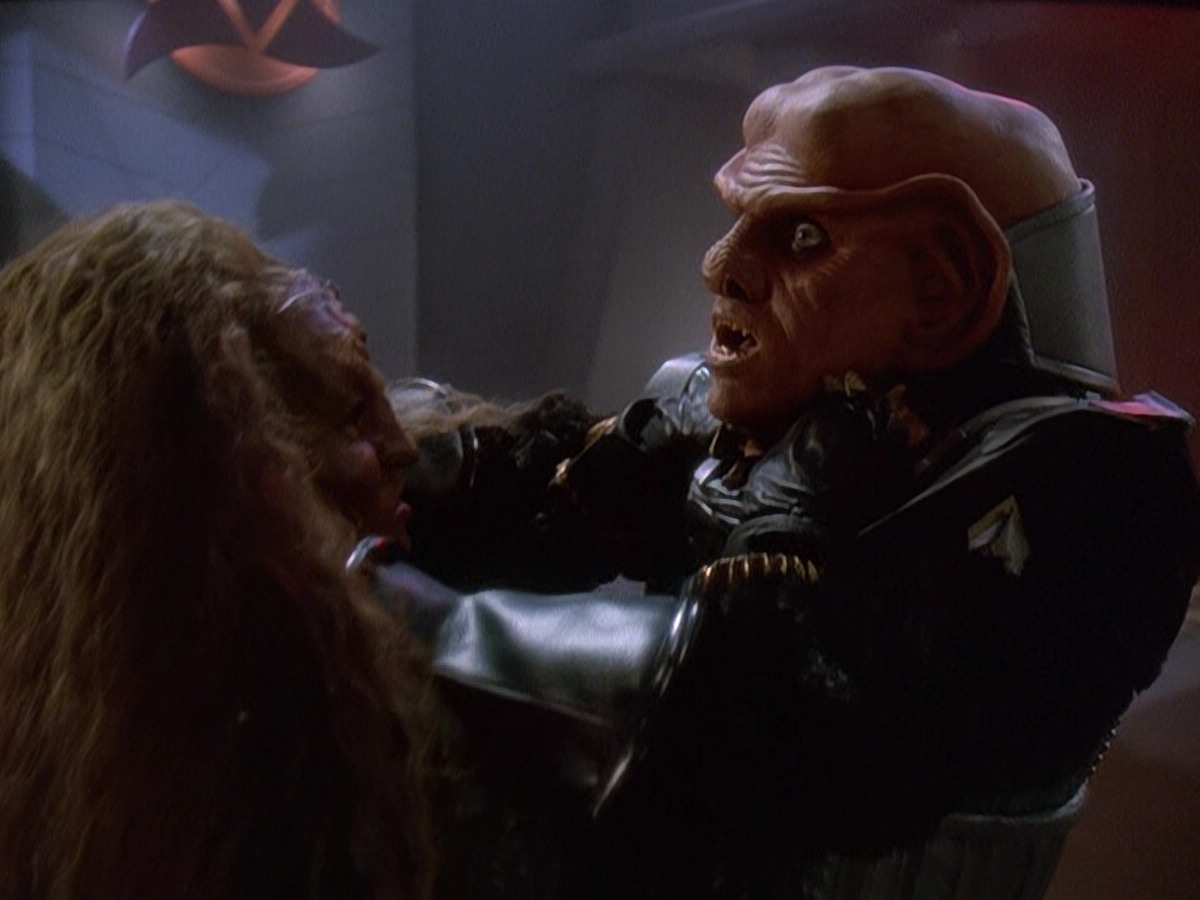 extant_StarTrek_DS9_5x03-LookingForparMachInAllTheWrongPlaces_03273.jpg