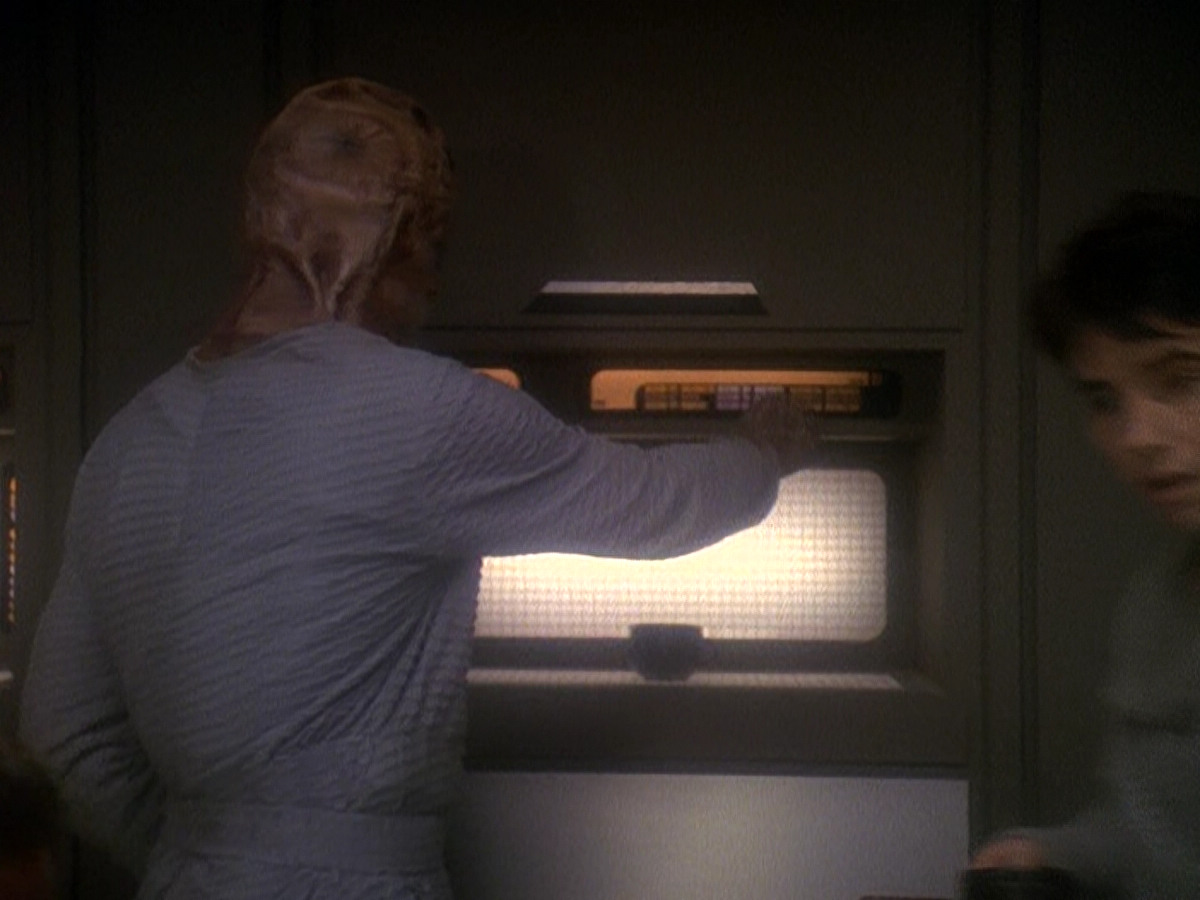 extant_StarTrek_DS9_5x04-NorTheBattleToTheStrong_01653.jpg