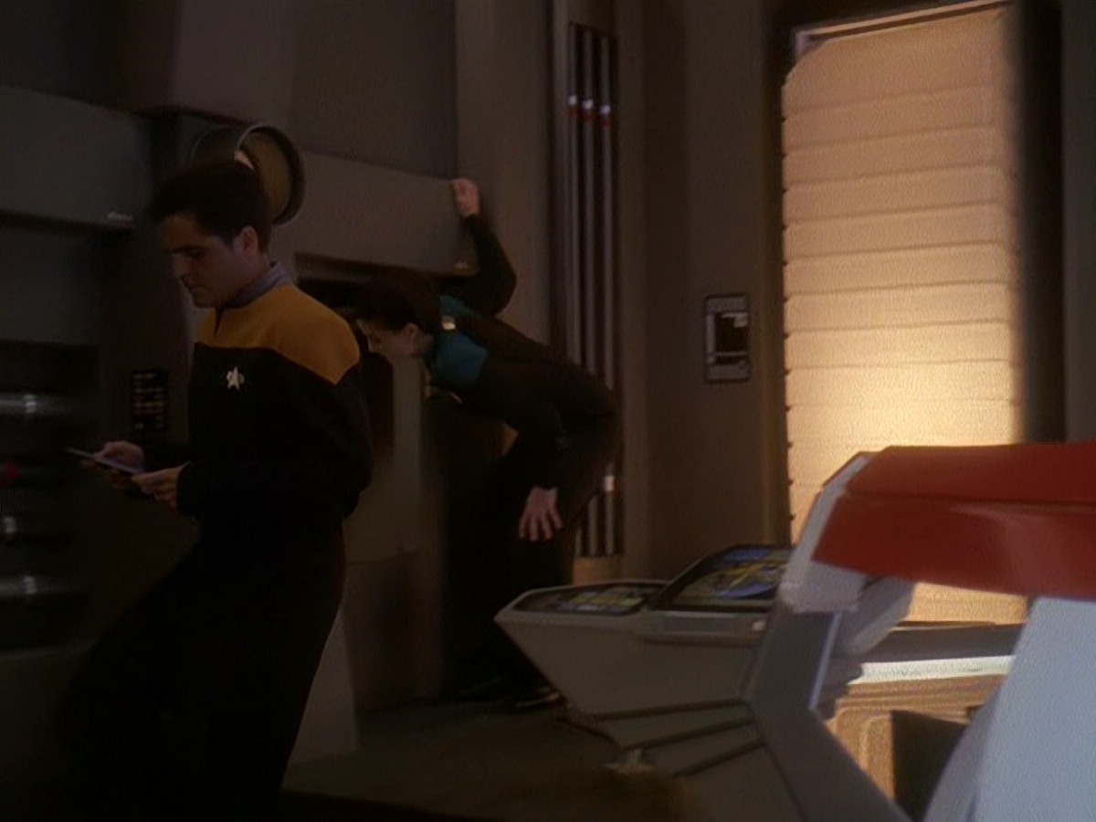 extant_StarTrek_DS9_5x04-NorTheBattleToTheStrong_02428.jpg