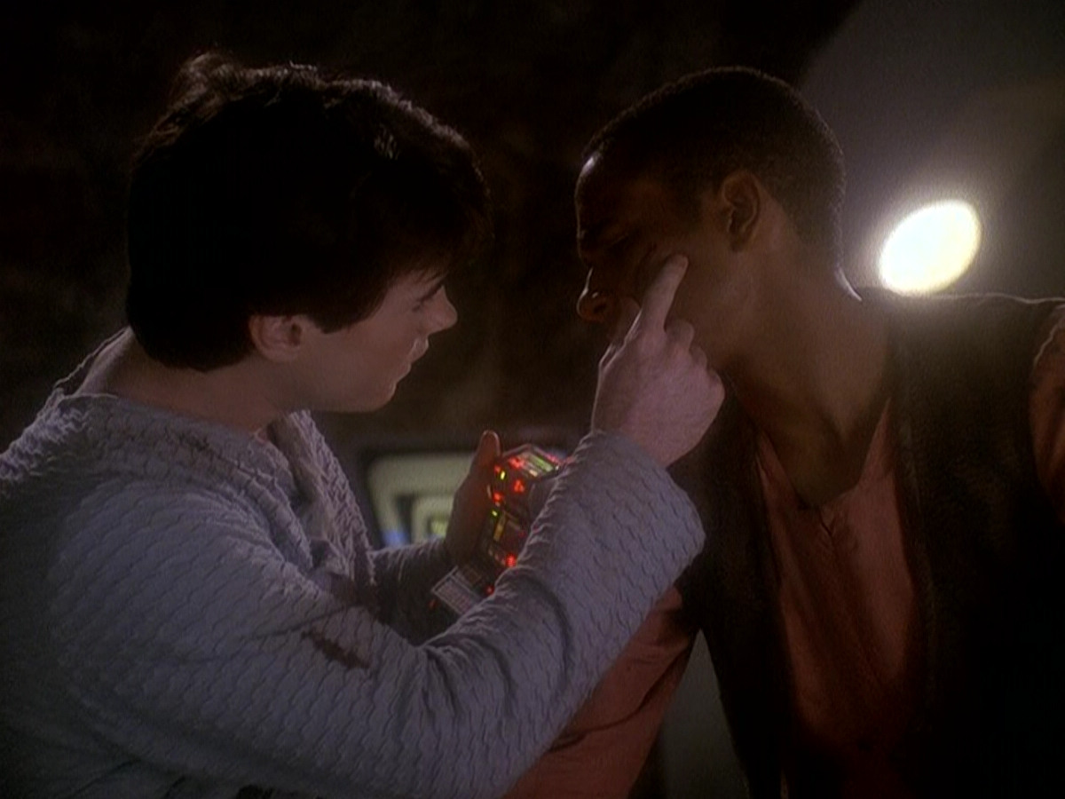 extant_StarTrek_DS9_5x04-NorTheBattleToTheStrong_02868.jpg