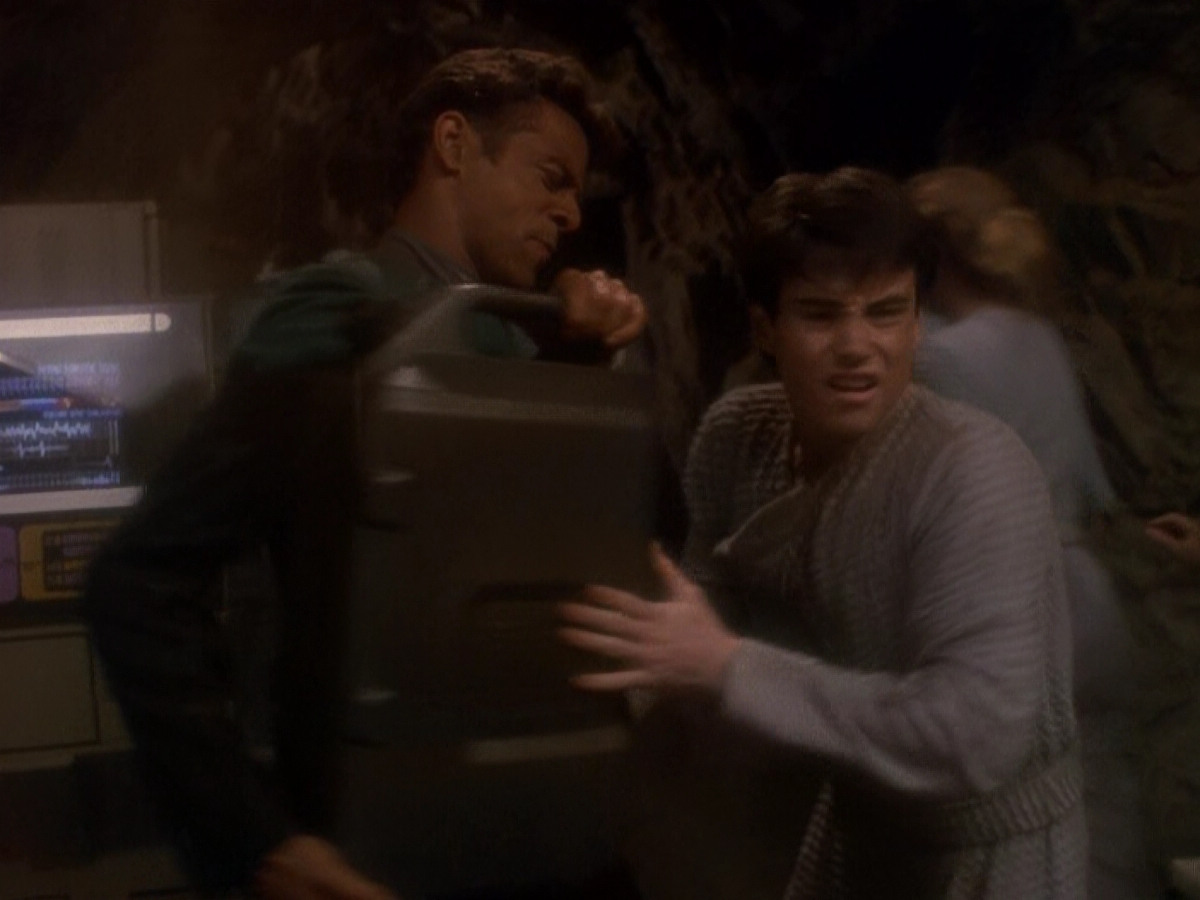 extant_StarTrek_DS9_5x04-NorTheBattleToTheStrong_03475.jpg