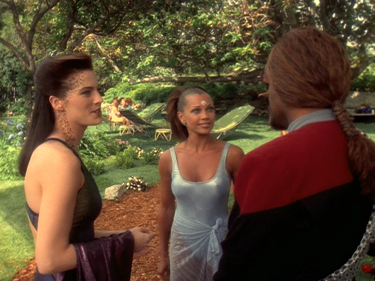 extant_StarTrek_DS9_5x07-LetHeWhoIsWithoutSin_01033.jpg
