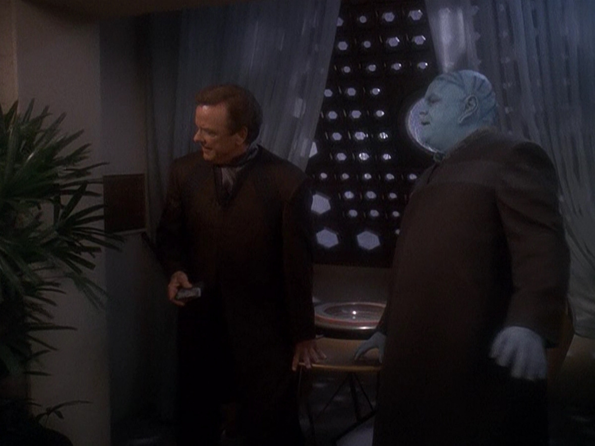 extant_StarTrek_DS9_5x07-LetHeWhoIsWithoutSin_03524.jpg