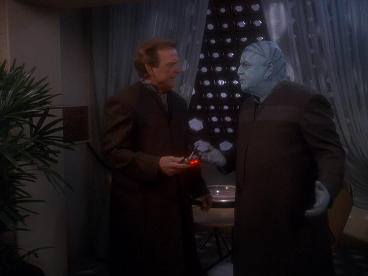 extant_StarTrek_DS9_5x07-LetHeWhoIsWithoutSin_03532.jpg