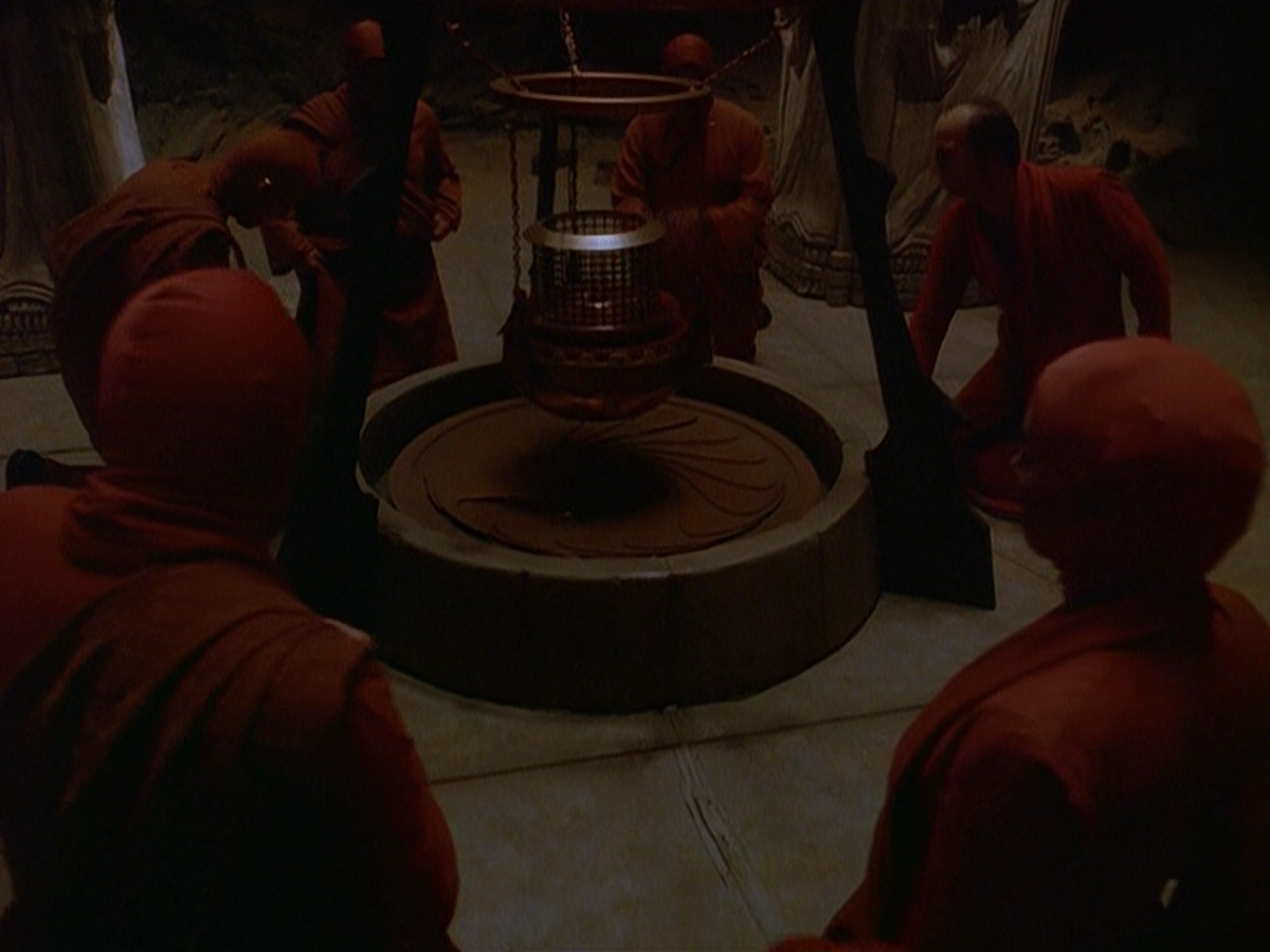 extant_StarTrek_DS9_5x11-TheDarknessAndTheLight_00040.jpg