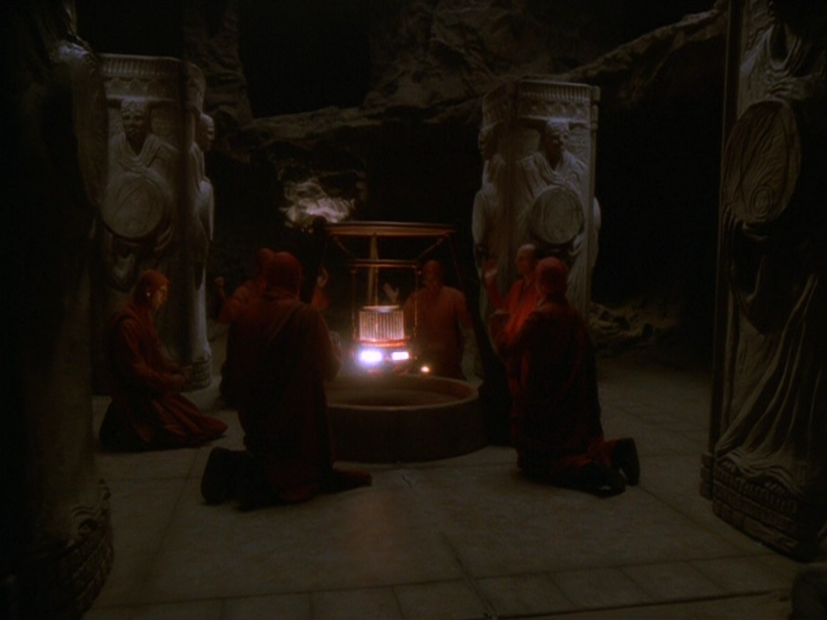 extant_StarTrek_DS9_5x11-TheDarknessAndTheLight_00061.jpg