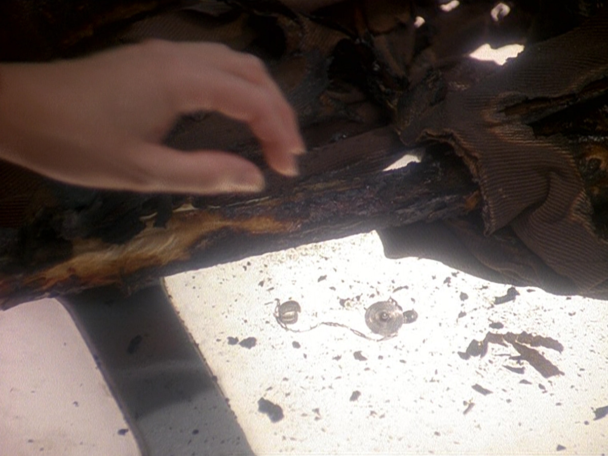 extant_StarTrek_DS9_5x11-TheDarknessAndTheLight_01034.jpg