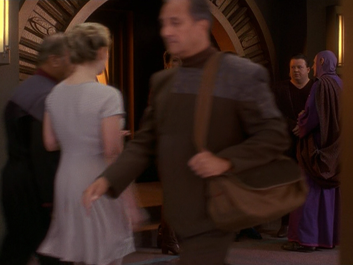 extant_StarTrek_DS9_5x11-TheDarknessAndTheLight_01229.jpg
