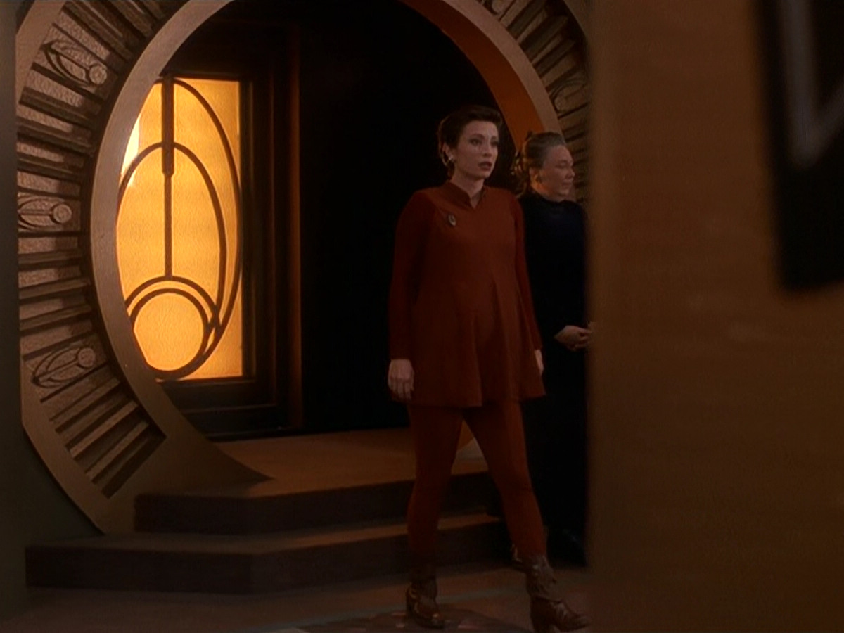extant_StarTrek_DS9_5x11-TheDarknessAndTheLight_01234.jpg
