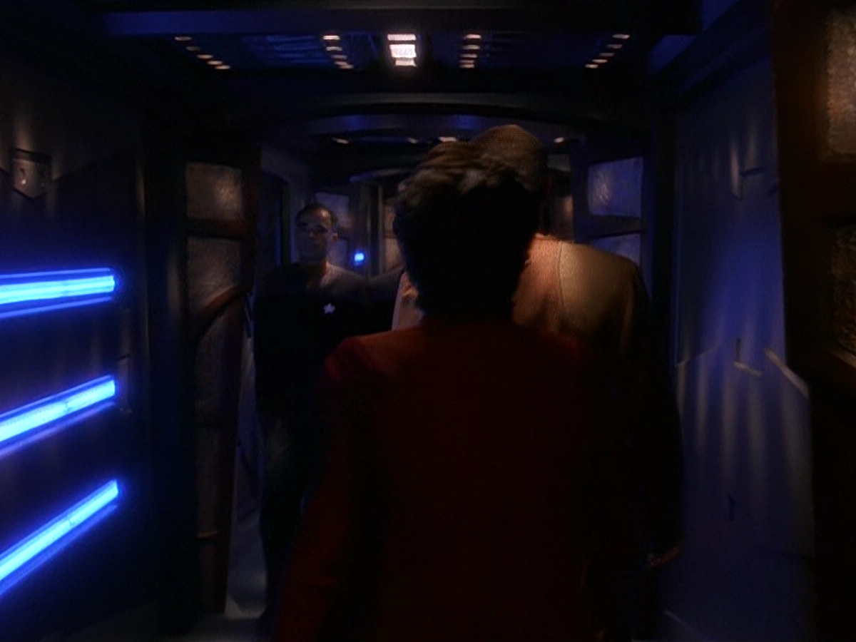 extant_StarTrek_DS9_5x11-TheDarknessAndTheLight_01477.jpg