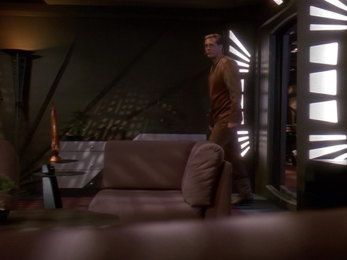extant_StarTrek_DS9_5x11-TheDarknessAndTheLight_01497.jpg