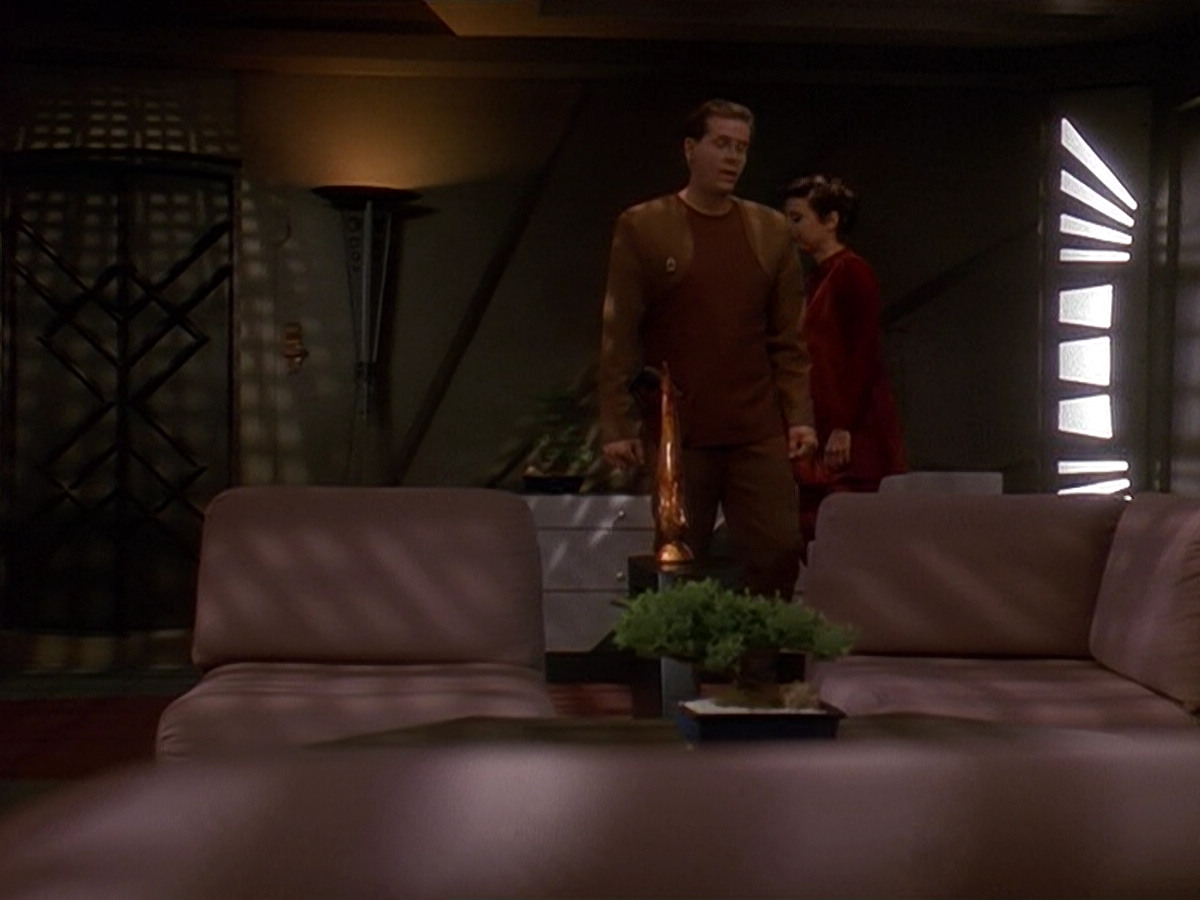 extant_StarTrek_DS9_5x11-TheDarknessAndTheLight_01508.jpg