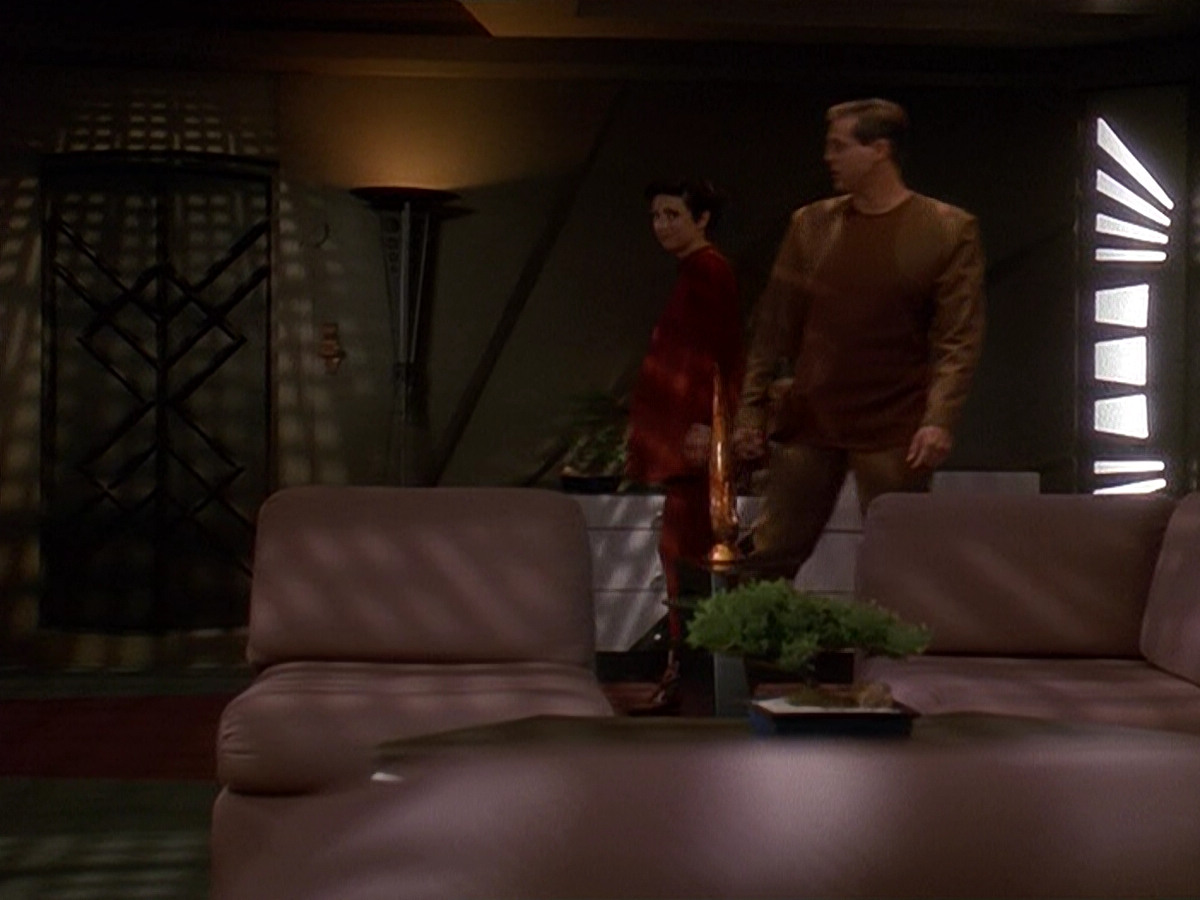 extant_StarTrek_DS9_5x11-TheDarknessAndTheLight_01509.jpg