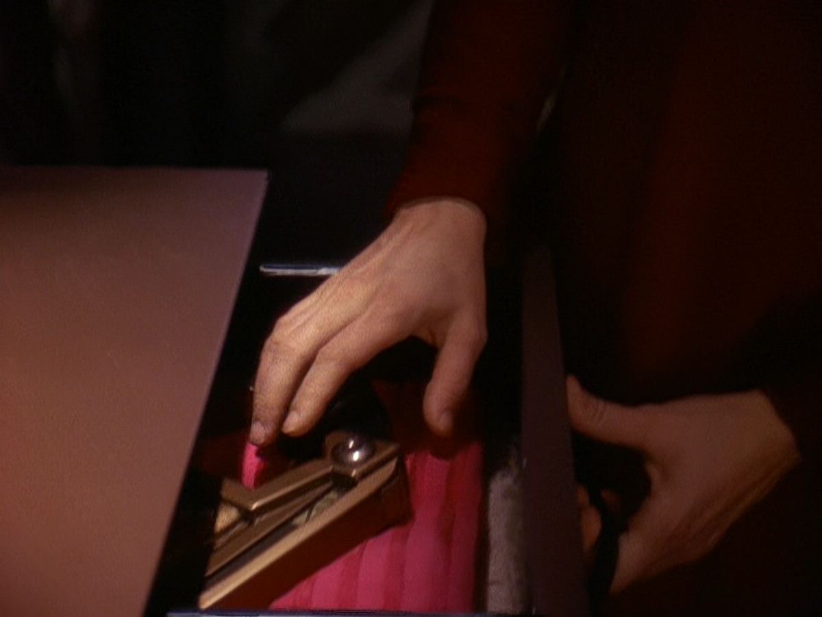 extant_StarTrek_DS9_5x11-TheDarknessAndTheLight_01538.jpg