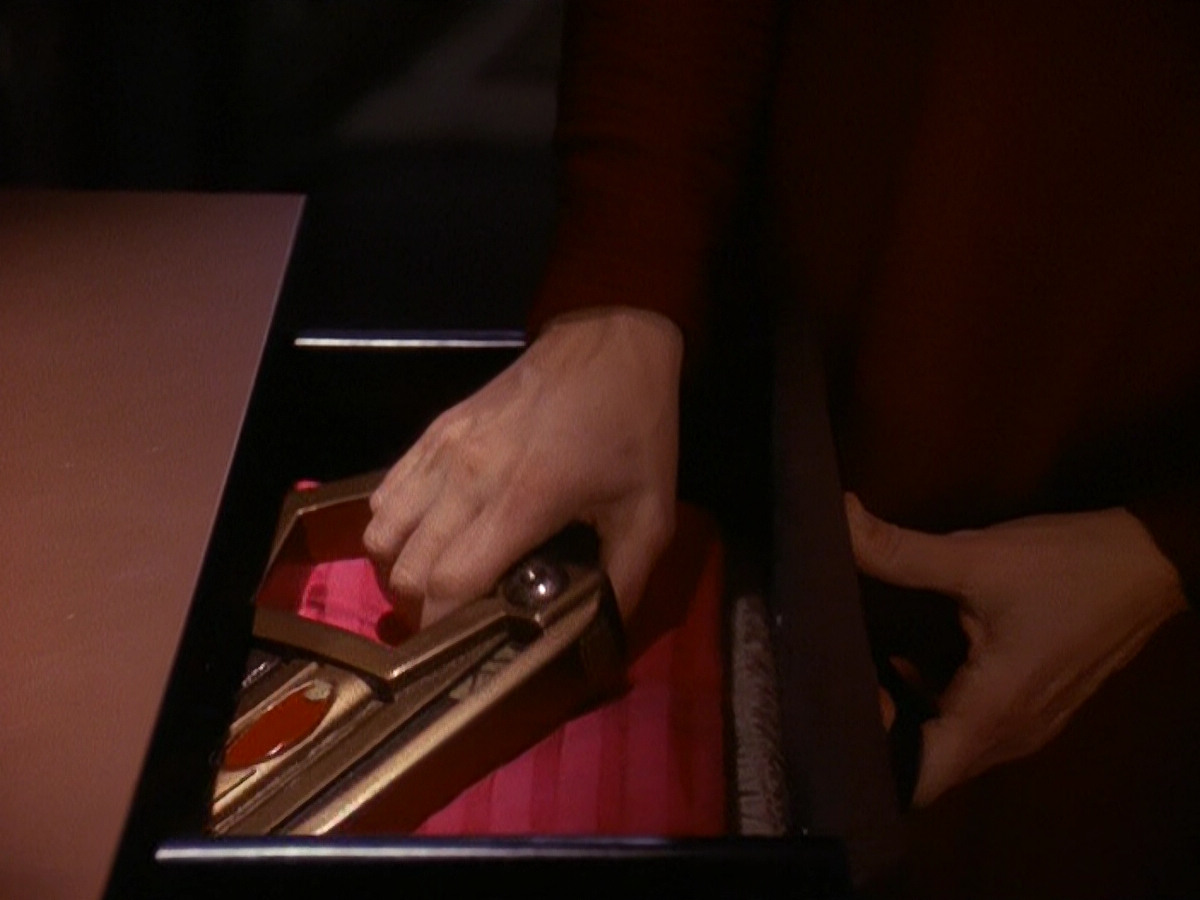 extant_StarTrek_DS9_5x11-TheDarknessAndTheLight_01539.jpg