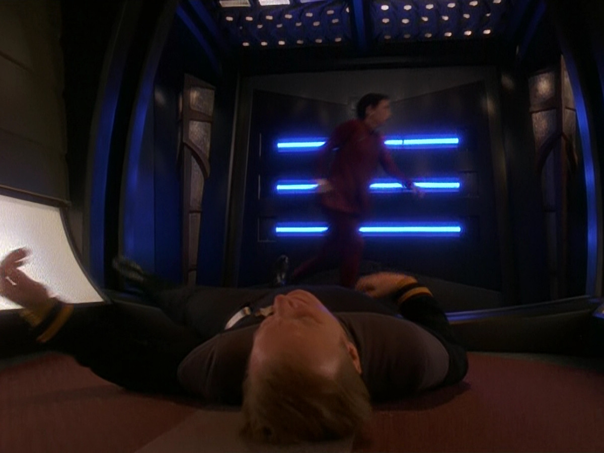 extant_StarTrek_DS9_5x11-TheDarknessAndTheLight_02202.jpg