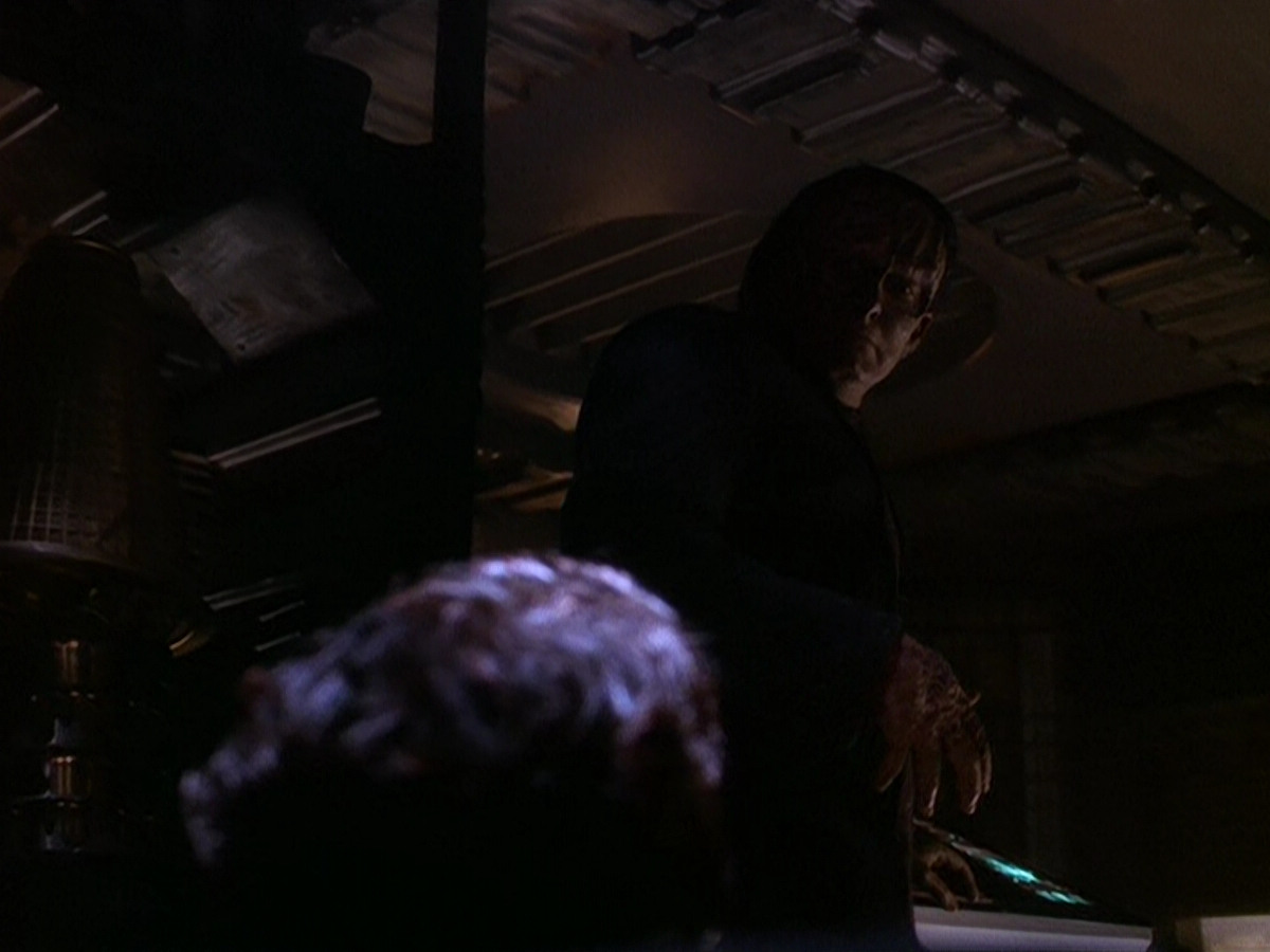 extant_StarTrek_DS9_5x11-TheDarknessAndTheLight_03336.jpg