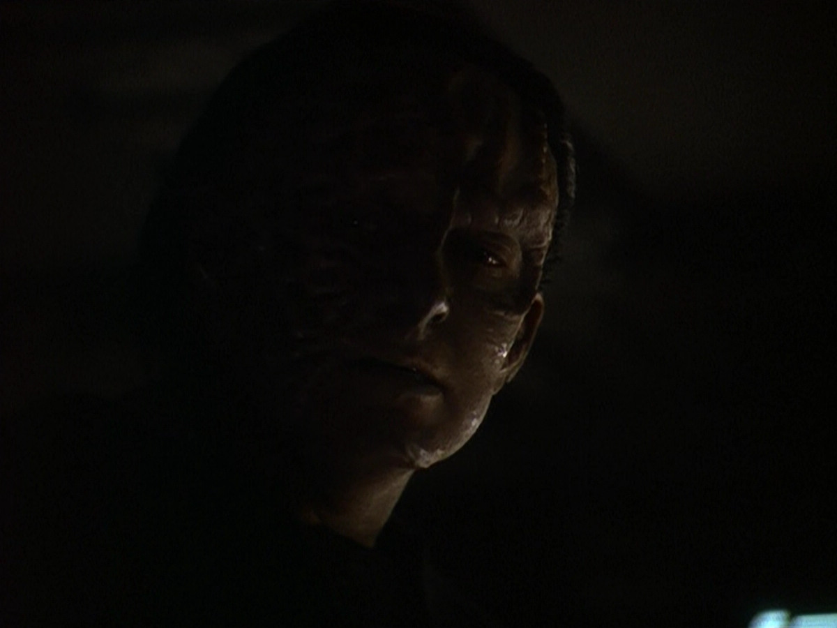 extant_StarTrek_DS9_5x11-TheDarknessAndTheLight_03509.jpg