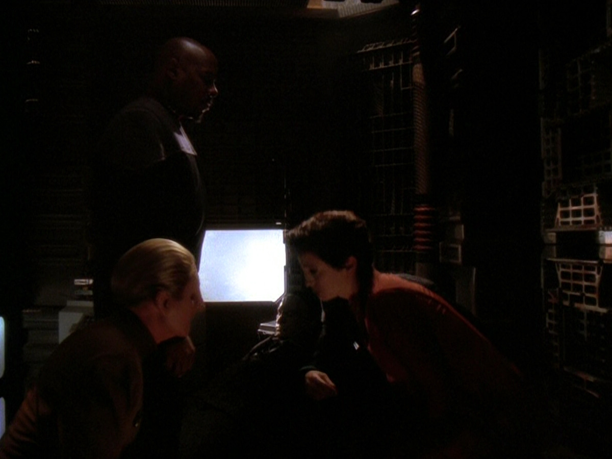 extant_StarTrek_DS9_5x11-TheDarknessAndTheLight_03732.jpg