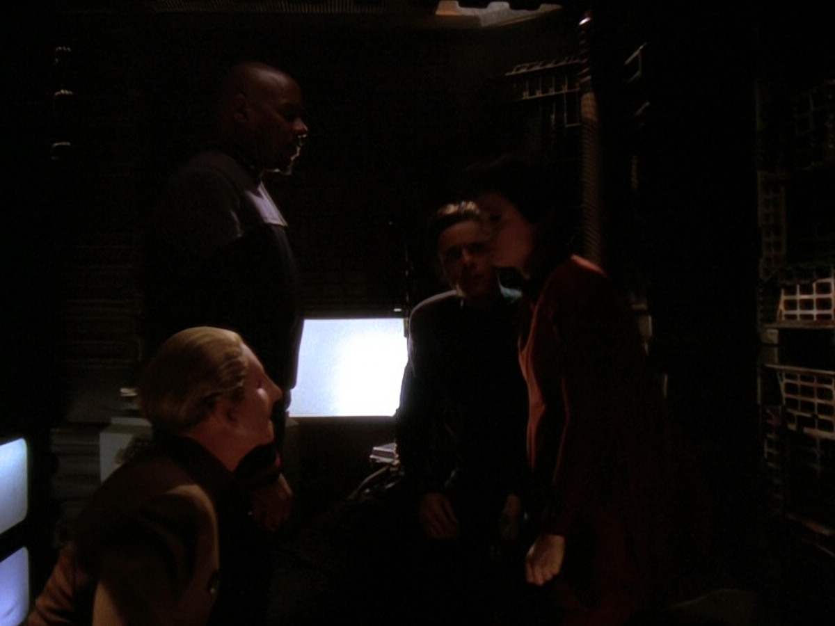 extant_StarTrek_DS9_5x11-TheDarknessAndTheLight_03733.jpg