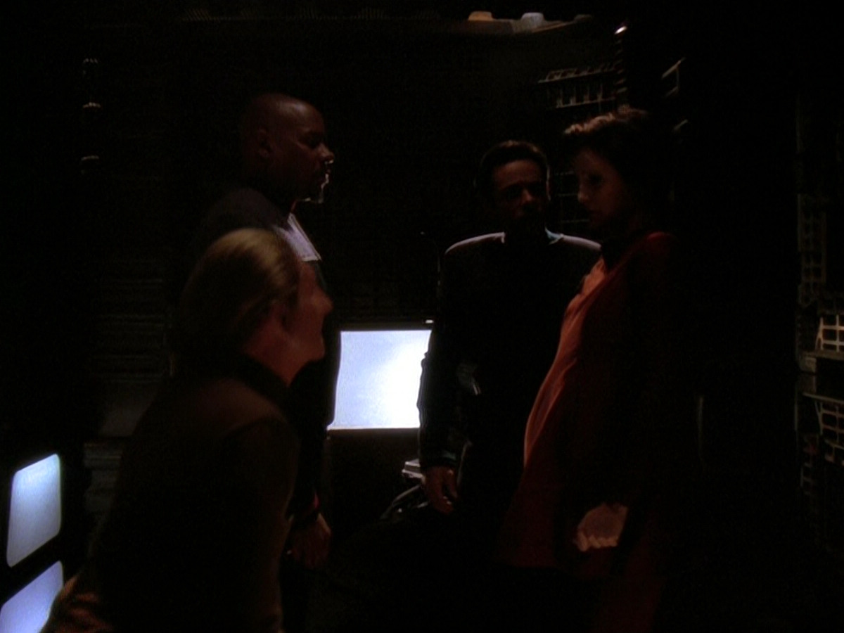 extant_StarTrek_DS9_5x11-TheDarknessAndTheLight_03734.jpg