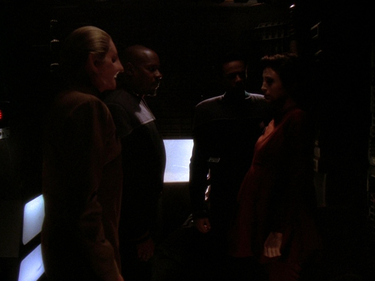 extant_StarTrek_DS9_5x11-TheDarknessAndTheLight_03745.jpg