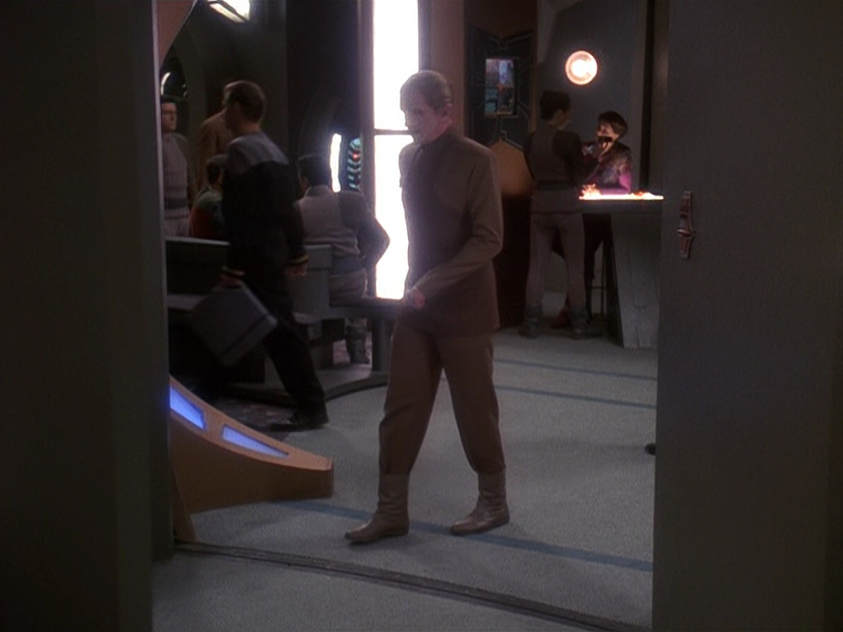 extant_StarTrek_DS9_5x12-TheBegotten_00012.jpg