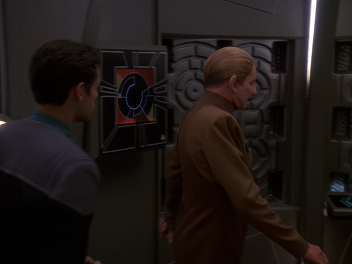 extant_StarTrek_DS9_5x12-TheBegotten_00032.jpg