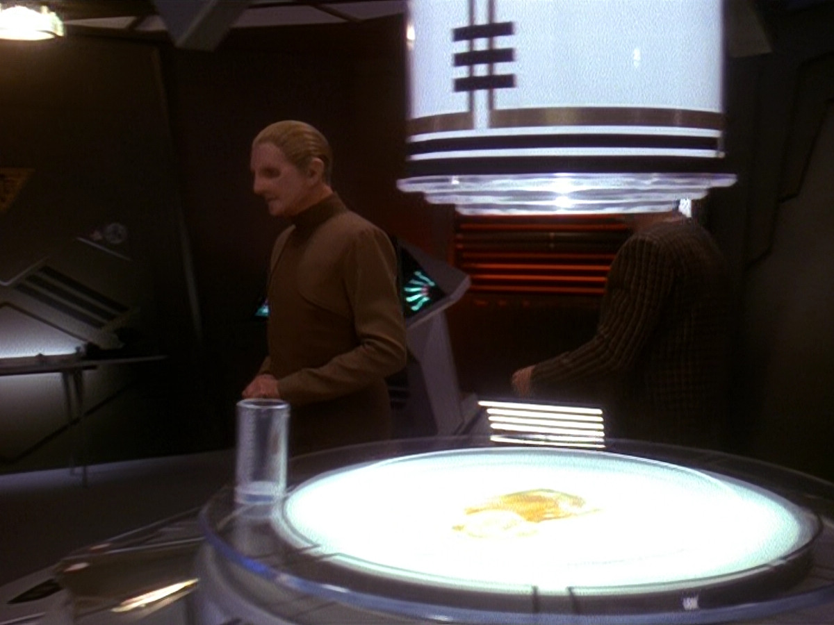 extant_StarTrek_DS9_5x12-TheBegotten_01284.jpg