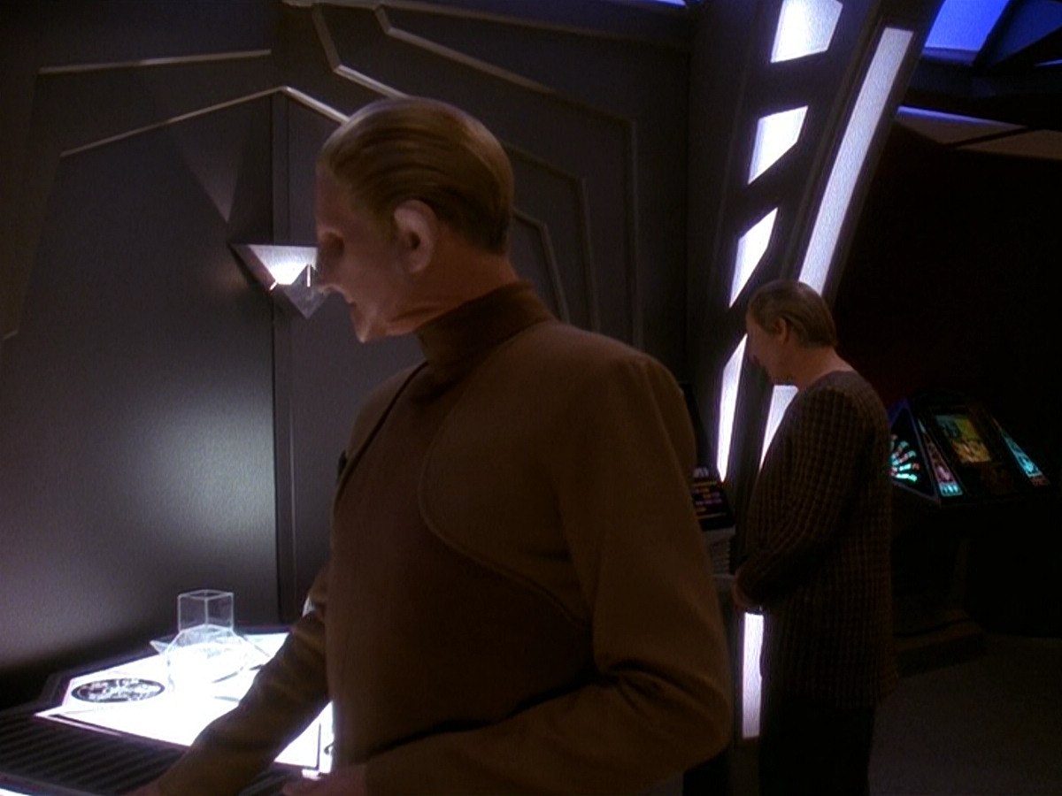 extant_StarTrek_DS9_5x12-TheBegotten_01292.jpg