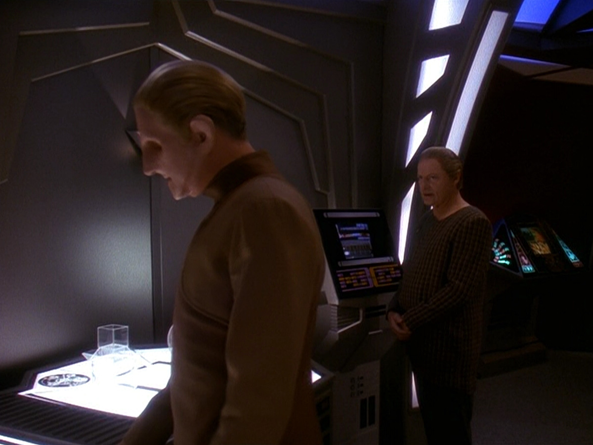 extant_StarTrek_DS9_5x12-TheBegotten_01301.jpg