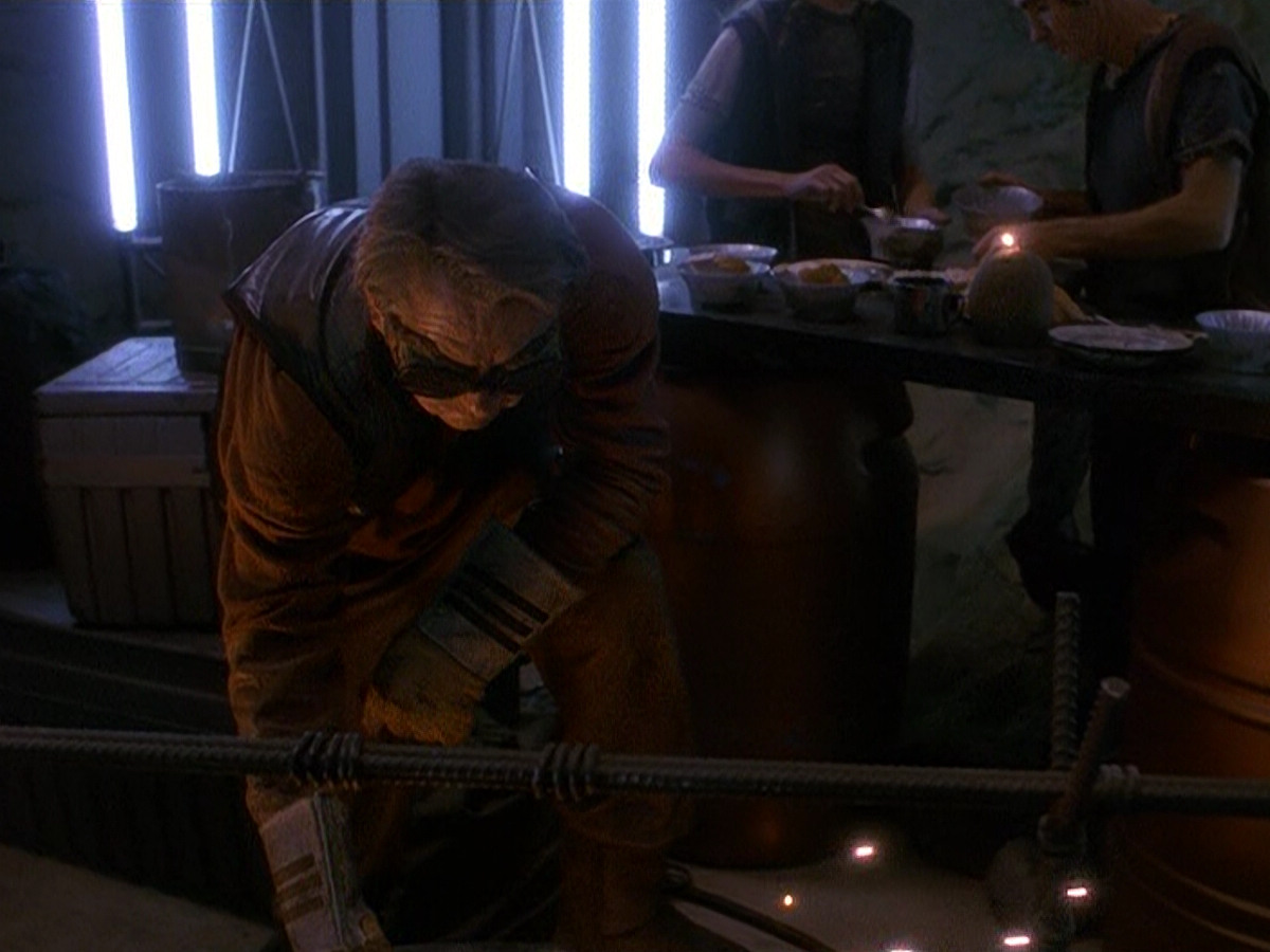 extant_StarTrek_DS9_5x13-ForTheUniform_00052.jpg