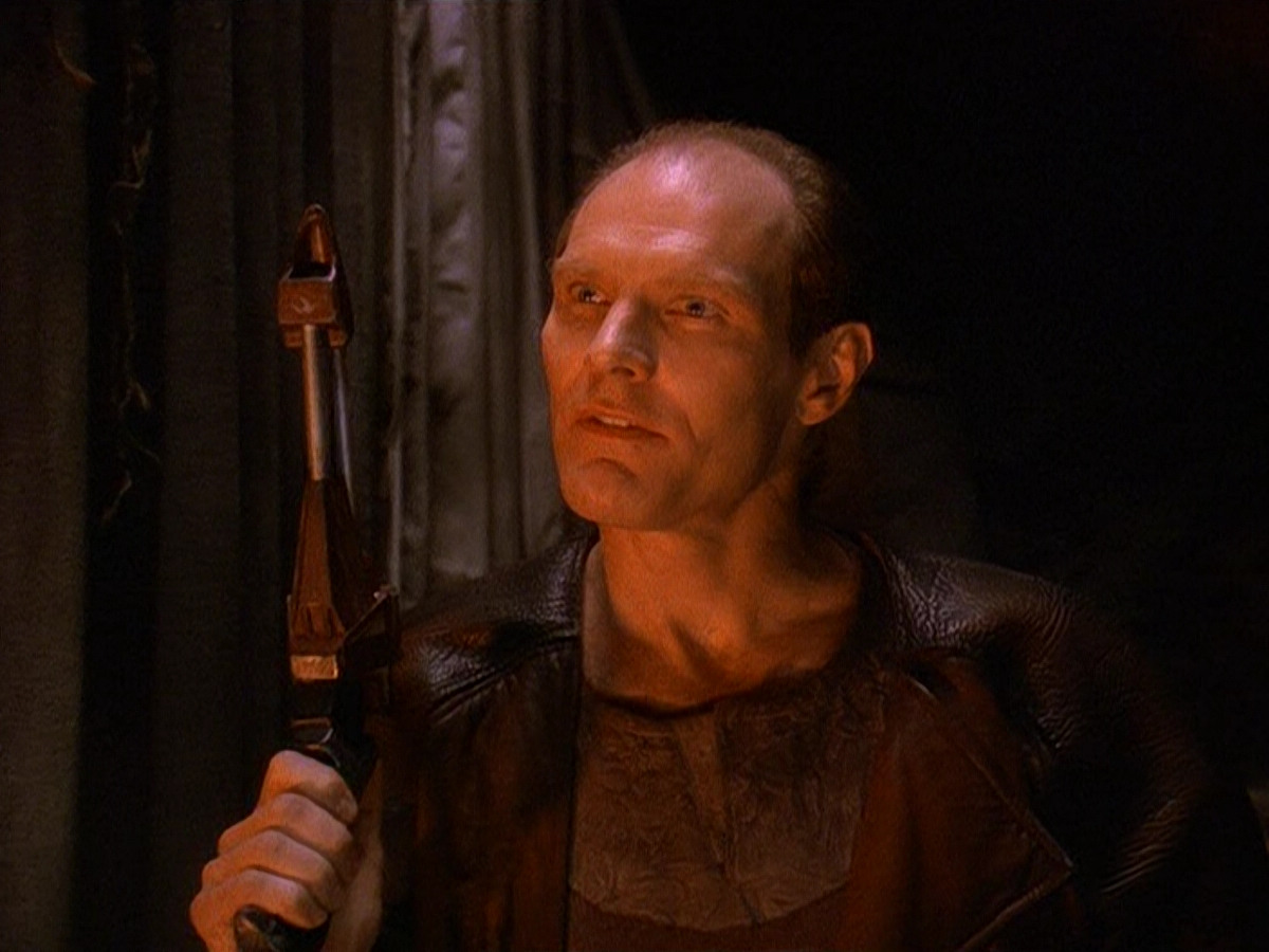 extant_StarTrek_DS9_5x13-ForTheUniform_00309.jpg