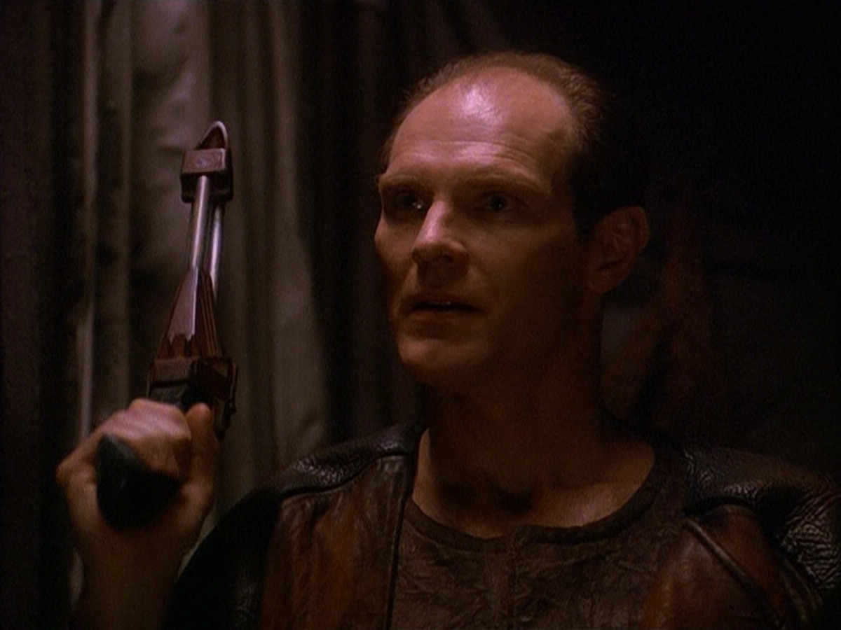 extant_StarTrek_DS9_5x13-ForTheUniform_00408.jpg
