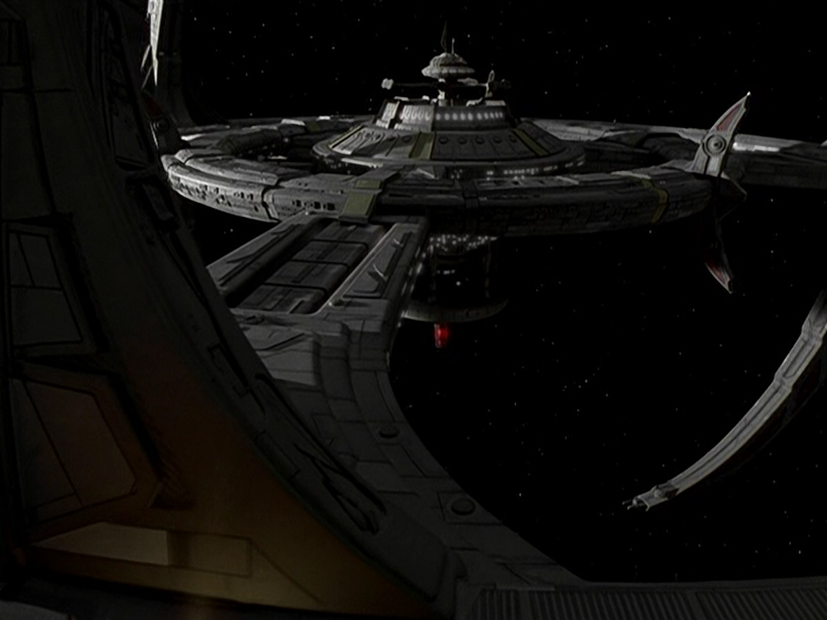 extant_StarTrek_DS9_5x13-ForTheUniform_01031.jpg