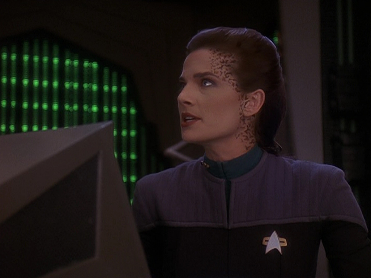 extant_StarTrek_DS9_5x13-ForTheUniform_01537.jpg