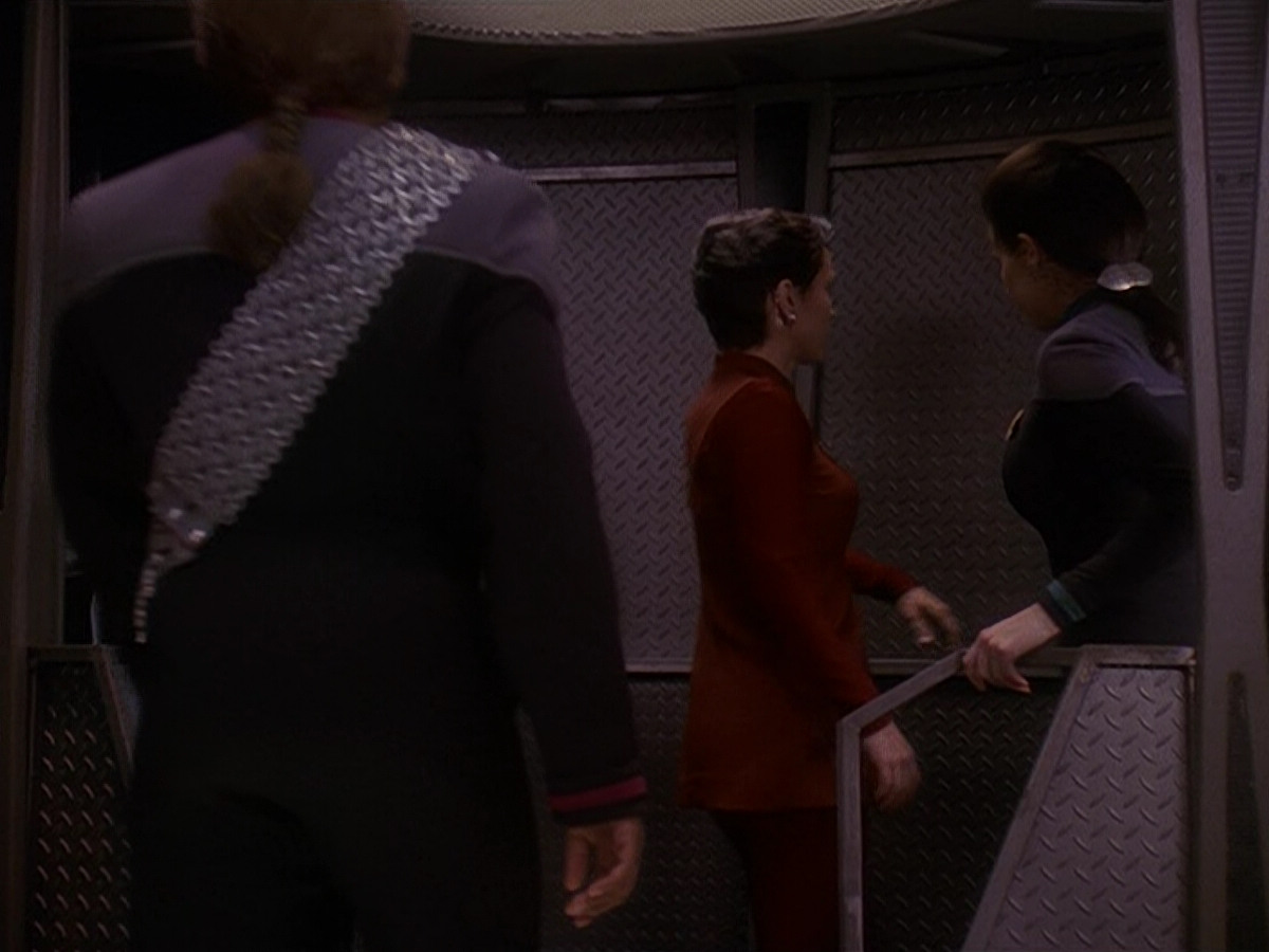 extant_StarTrek_DS9_5x13-ForTheUniform_01575.jpg
