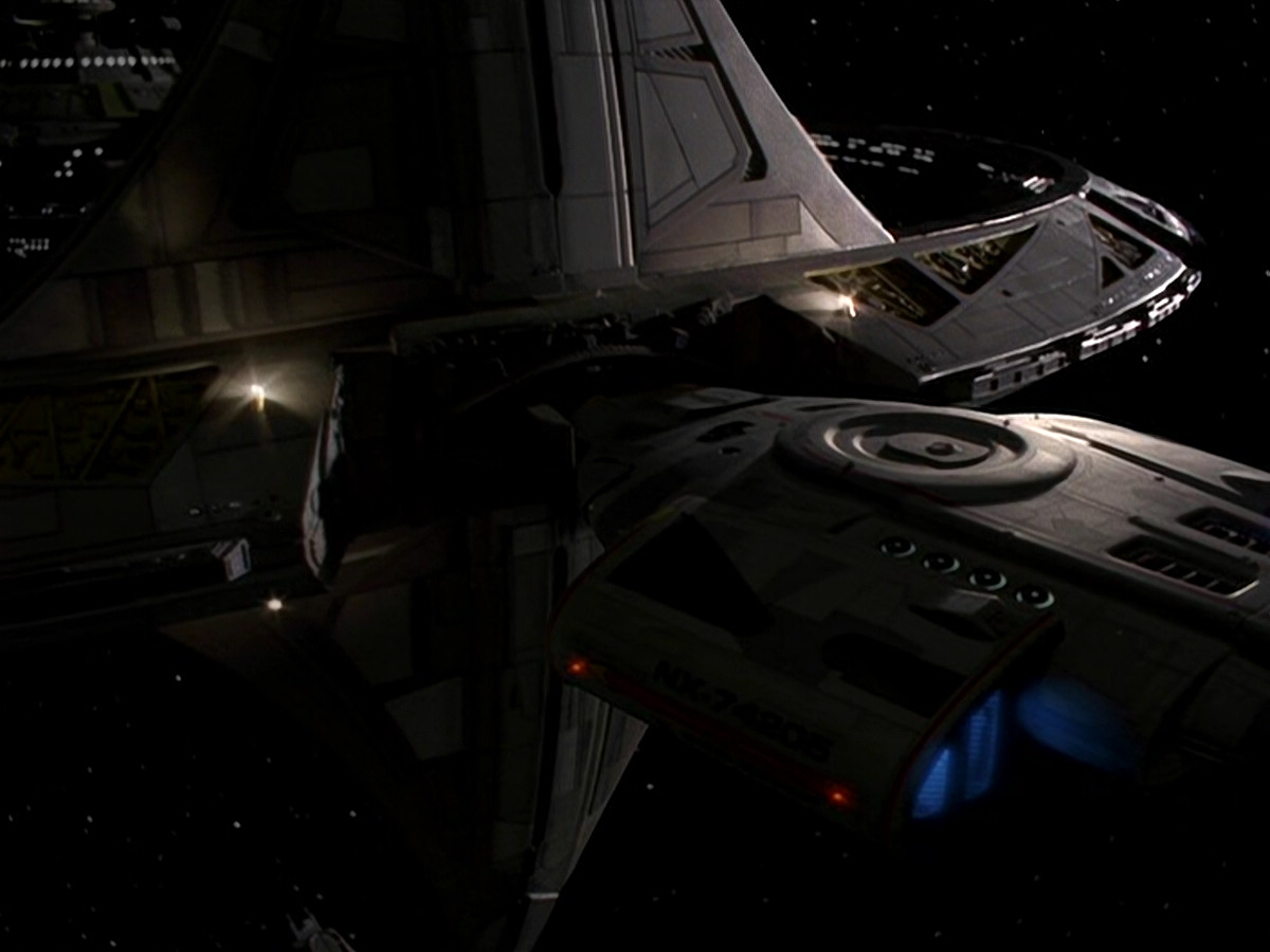 extant_StarTrek_DS9_5x13-ForTheUniform_01819.jpg