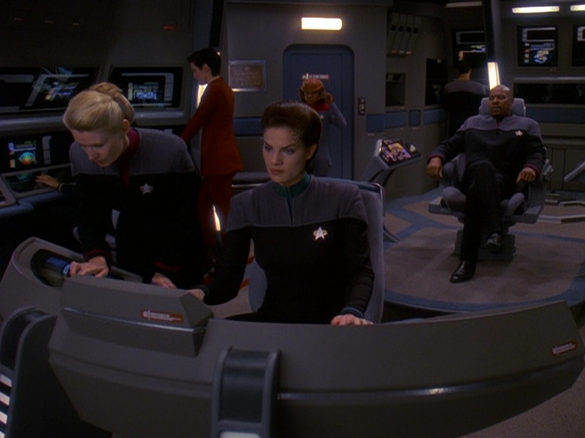extant_StarTrek_DS9_5x13-ForTheUniform_01863.jpg