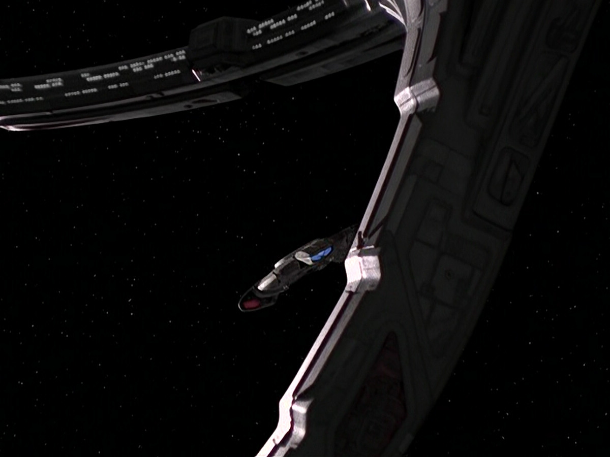 extant_StarTrek_DS9_5x13-ForTheUniform_01974.jpg