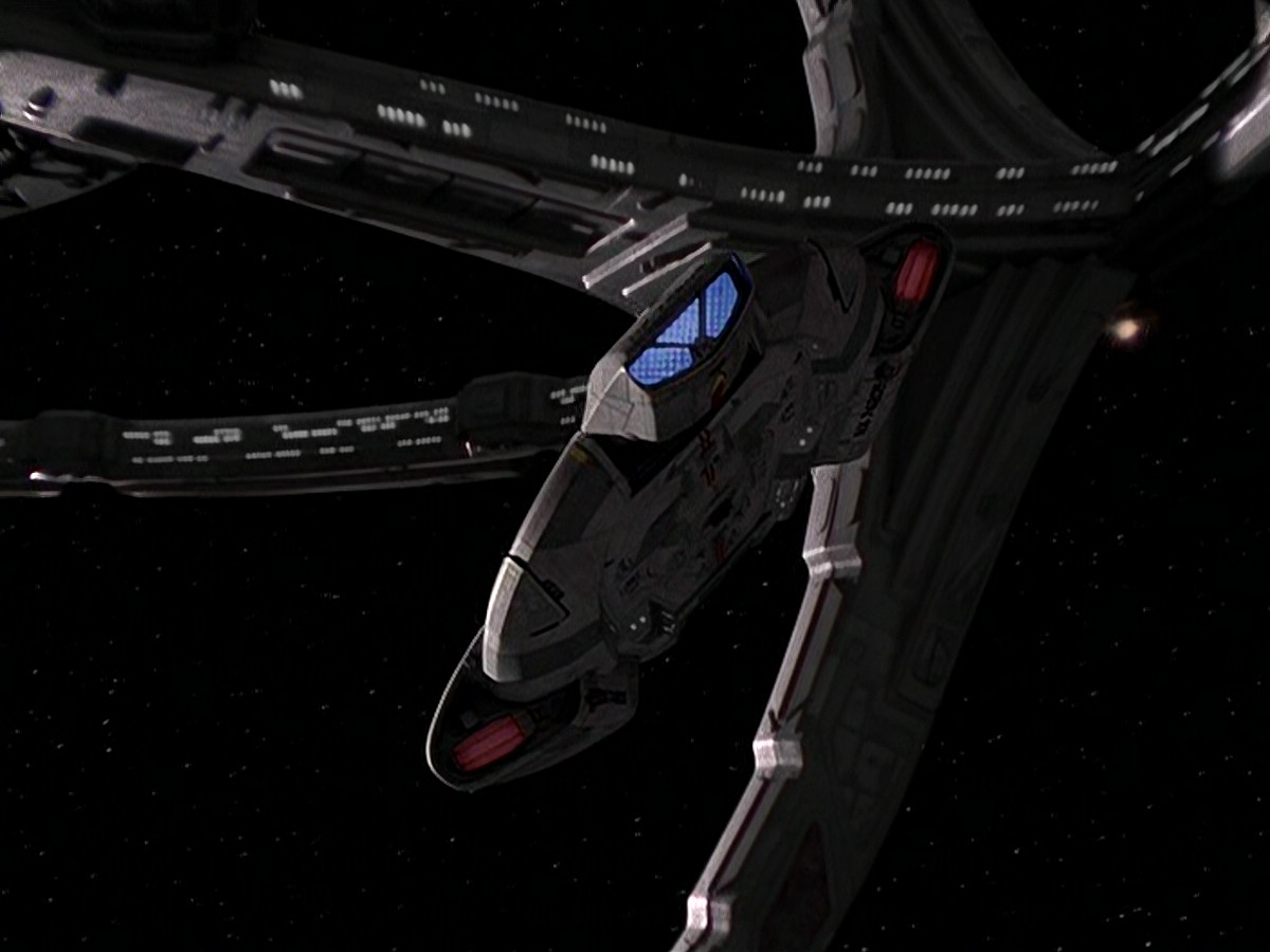 extant_StarTrek_DS9_5x13-ForTheUniform_01978.jpg