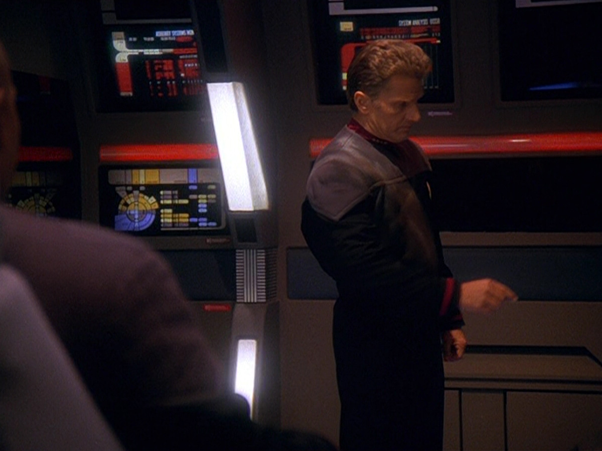 extant_StarTrek_DS9_5x13-ForTheUniform_02462.jpg