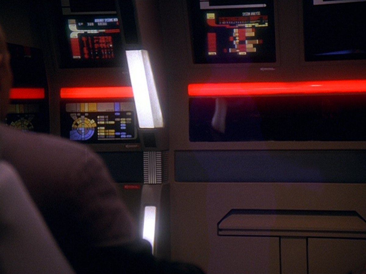 extant_StarTrek_DS9_5x13-ForTheUniform_02465.jpg