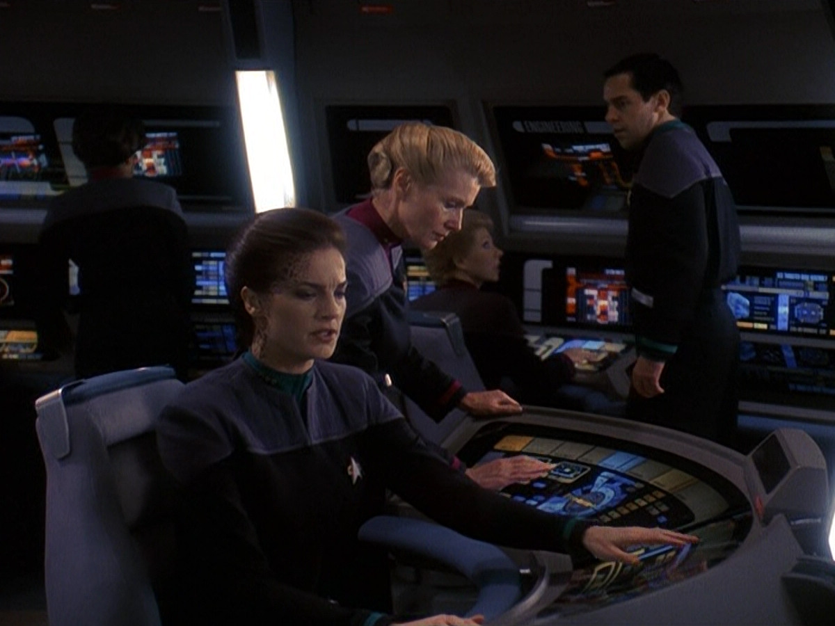extant_StarTrek_DS9_5x13-ForTheUniform_02485.jpg