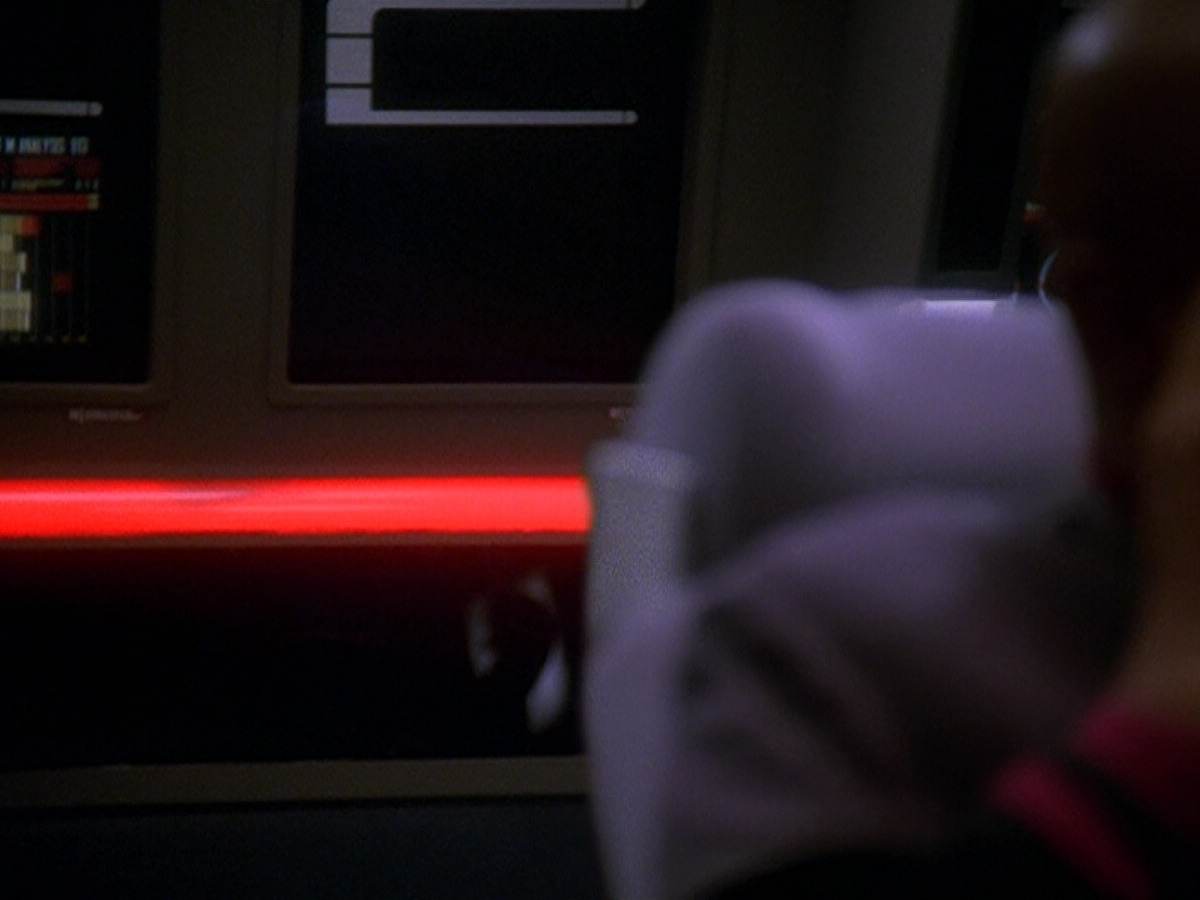 extant_StarTrek_DS9_5x13-ForTheUniform_02501.jpg